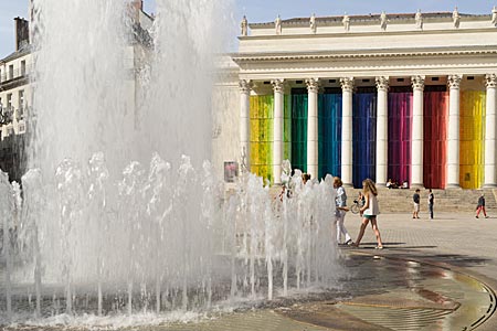 Frankreich - Nantes - das klassizistische Graslin-Theater trägt üppigen Fahnenschmuck aus blauen, roten und gelben Tüchern