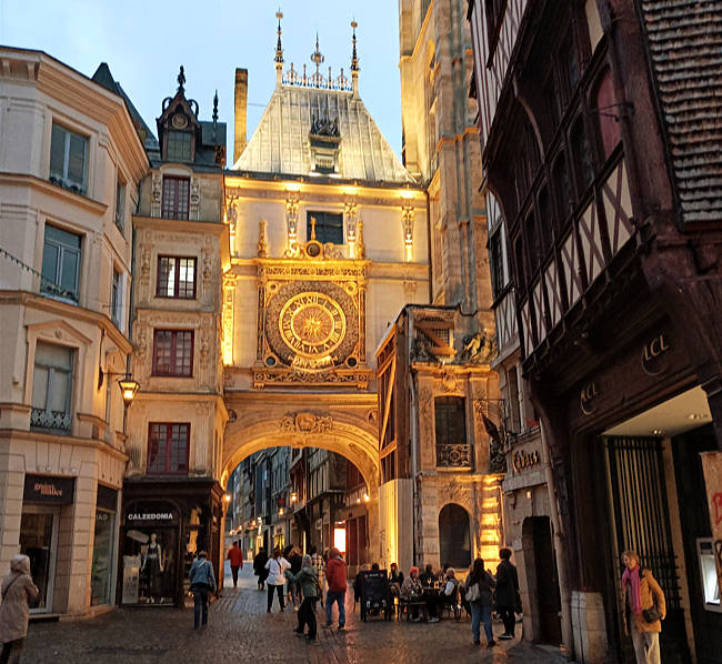 Rouen, Altstadt, Rue du Gros-Horloge mit dem ältesten Uhrwerk Frankreichs