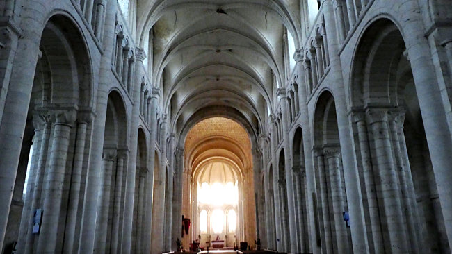 Saint-Martin de Boscherville, Normannische Klosterstraße, Die Abtei Saint-Georges von Boscherville gilt als Musterbeispiel normannischer Romanik