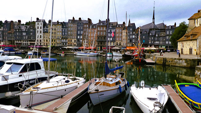 Honfleur, Vieux Port, Restaurants säumen das alte Hafenbecken, den malerischen Mittelpunkt des kleinen Fischerortes