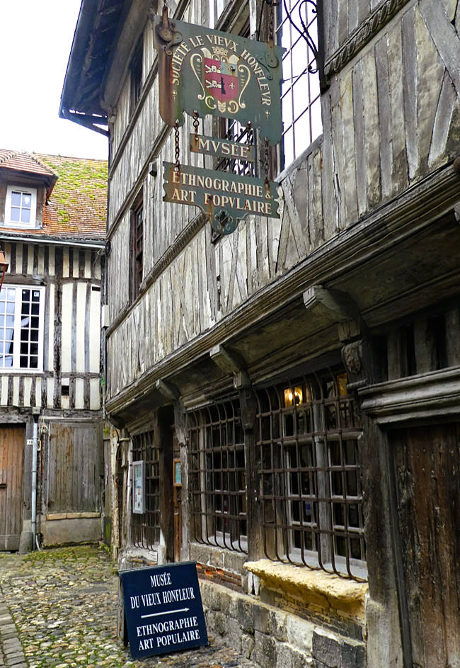 Honfleur, Am Rand des alten Hafenbeckens erzählt das Ethnographische Museum vom einstigen Leben in Honfleur
