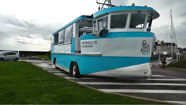 Saint-Vaast-la-Hougue, Eine Fähre auf Rädern verkehrt zwischen Saint-Vaast-la-Hougue und der Insel Tatihou und rollt an Land