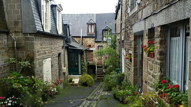 Villedieu-les-Poêles, Blick in den Cour aux Moines, einen der alten Hinterhöfe der Kupferschmiede