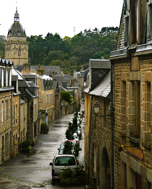 Villedieu-les-Poêles, Die Kirche Notre-Dame überragt die Ortschaft
