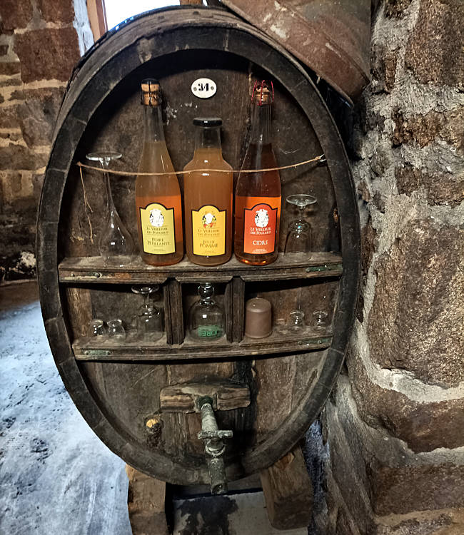 Saint-Fraimbault bei Domfront, La Poulardière, Schaufass im Calvadoskeller mit Birnensekt, Birnensaft und Birnencidre