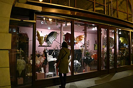 Frankreich - Paris - Kunsthandwerk - Schirmherrschaft: ein Hingucker, das Schaufenster von Schirmemacher Michel Heurtault im Viaduc des Arts