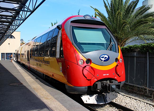 Frankreich - neuer Pinienzapfenzug im Bahnhof von Nizza