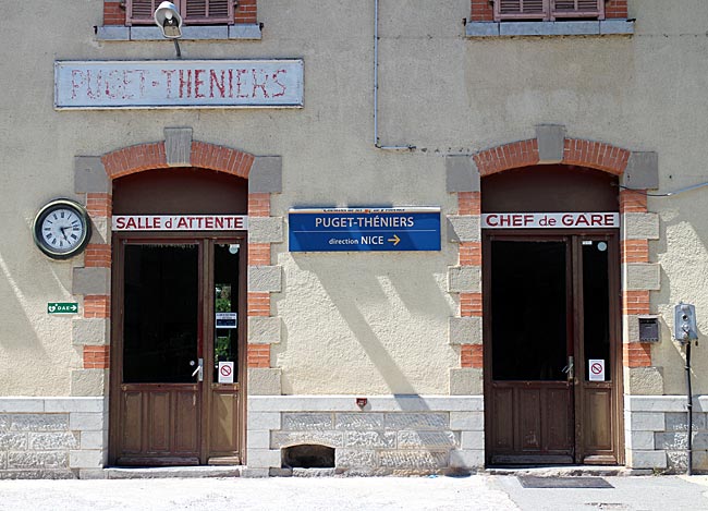 Frankreich - Bahnhofsgebäude in Puget-Théniers