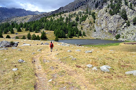 Frankreich - Seealpen - Auf dem Weg zu den Felszeichnungen aus der Bronzezeit: Wanderin im Tal der Wunder