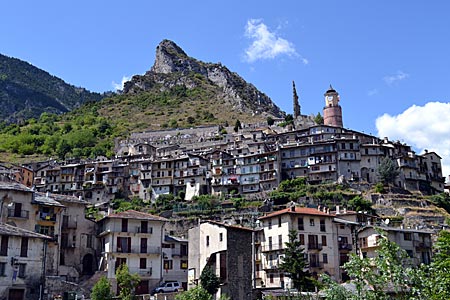 Frankreich - Typisch Seealpen: Auch in Tende stapeln sich die Häuser am Berg