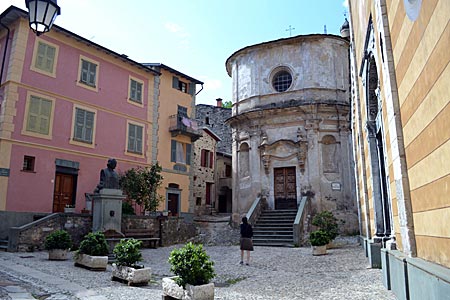 Frankreich - Der unaufgeregte Charme der Seealpen: Platz vor der Kirche von La Brigue