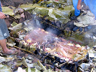 Marquesas Inseln - Schweinebraten im Erdloch
