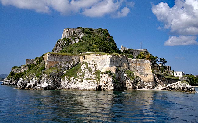 Griechenland - Korfu - die Alte Festung in Kerkyra vom Wasser aus