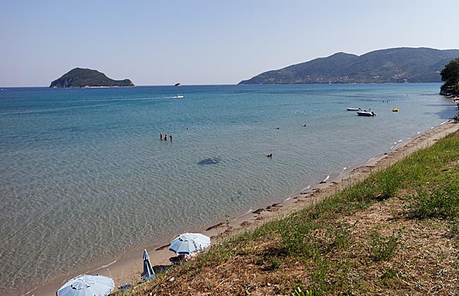 Zakynthos, Ionische Inseln, Griechenland - Blick über den Porto Koukla Beach nahe Agios Sostis auf Marathonissi