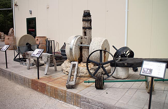 Zakynthos, Ionische Inseln, Griechenland - Historische Gerätschaften im Aristeon Olive Oil Press Museum