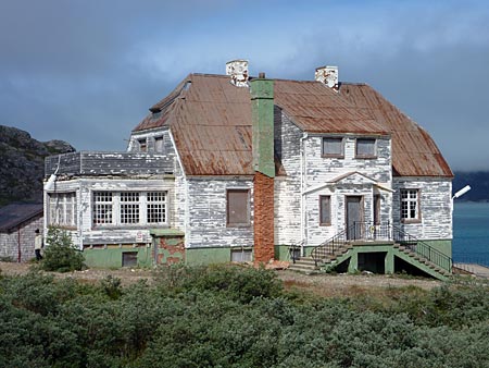 Grönland - Ivittuut - verfallenes Holzhaus