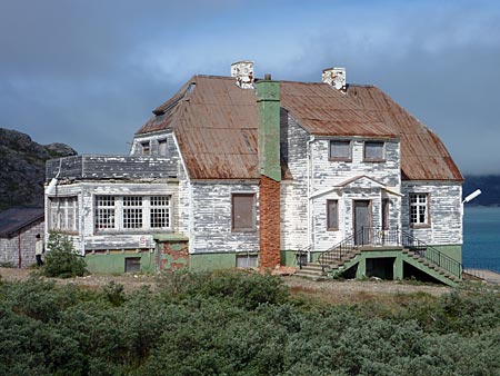 Grönland - Ivittuut - verfallenes Holzhaus