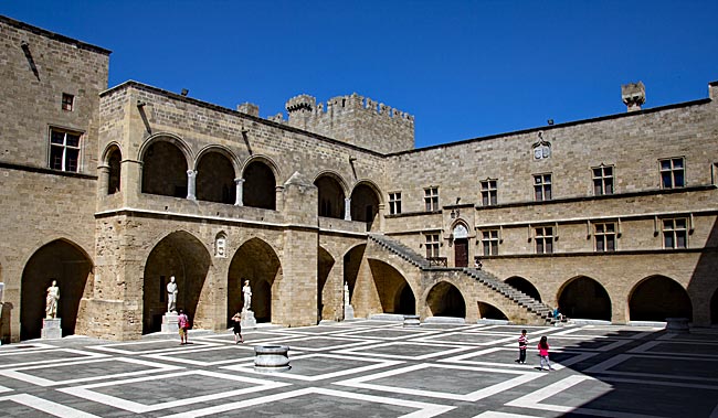 Rhodos Stadt - Innenhof des Großmeisterpalastes