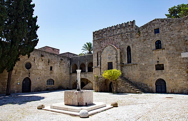 Rhodos Stadt - am Argyrokastrou-Platz das Alte Hospital