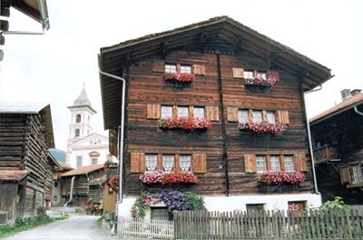 Schweiz - Holzhaus in Vrin
