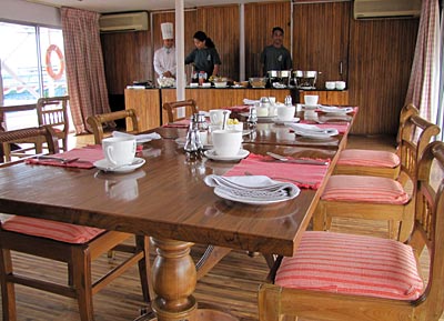 Indien , Brahmaputra - Speiseraum der Charaidew