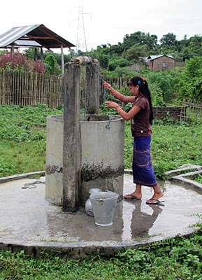 Indien - Mädchen am Dorfbrunnen