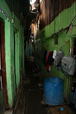 Indien - Mumbai - enge Gasse in Dharavi