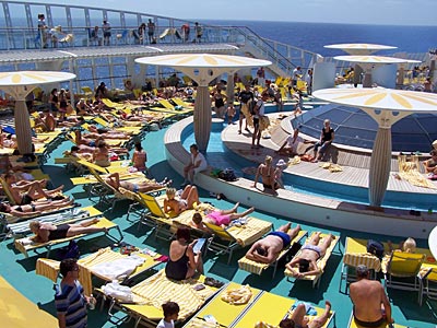 Mittelmeehtkreuzfahrt - auf der AIDAbella: Bars, Swimmingpools, Liegestühle etc.
