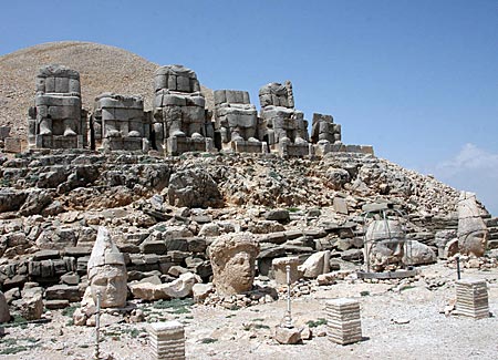 Kolossales in 2.100 m über dem Meeresspiegel auf dem Berg Nemrut