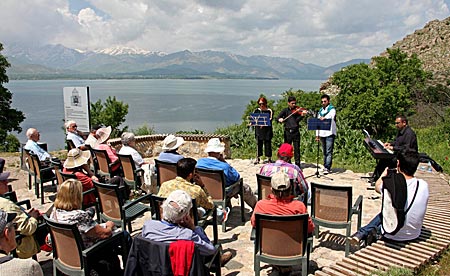 Klassisches Konzert neben der Kirche auf der Insel Ahtamar