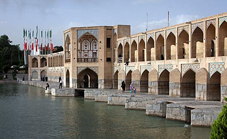 Iran - Die zweistöckige Khaju-Brücke in Isfahan