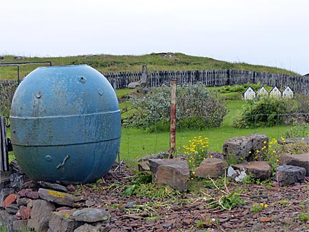 Island - Mine mit Trollhäuschen in Djupavik, Ostisland