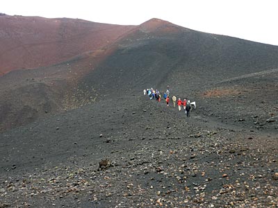 Westmännerinseln - Wandergruppe auf dem Weg zum Eldfell