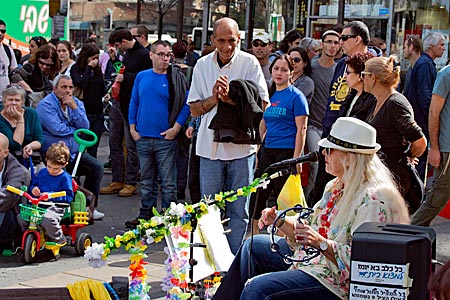 Israel - Die israelische Sängerin Miri Aloni singt öffentlich auf dem Magan David Platz vor dem Carmel-Markt in Tel Aviv, Foto: Robert B. Fishman, ecomedia