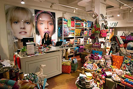 Israel - Tel Avivs ältester Stadtteil Neve Tsedek, bunter ginger-Laden, Foto: Robert B. Fishman, ecomedia