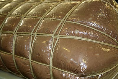 Bologna - Eine der ganz großen Mortadella-Würste mit 150 Kilogramm Gesamtgewicht, die man 43 Stunden lang liegend kocht