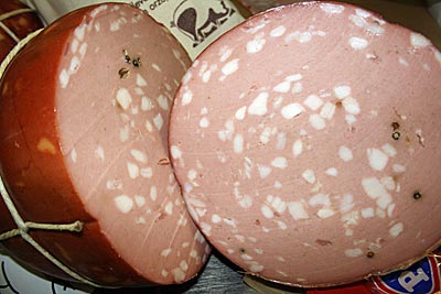 Bologna - Mortadella - Celestino Cavalieri zeigt verschiedene Mortadella-Würste bei Villani