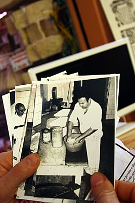 Bologna - Davide Simoni zeigt alte schwarz-weiß-Fotos von der Mortadella-Herstellung