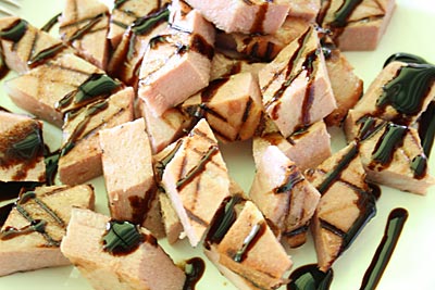 Bologna - angebratene Mortadella-Würfel mit Aceto Balsamico