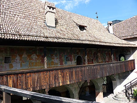 Farbenreicher Spaziergang durch das Mittelalter auf Burg Runkelstein