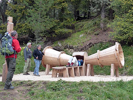 Ruheinsel mit Hörtrichter im Latemarium-Wanderpark