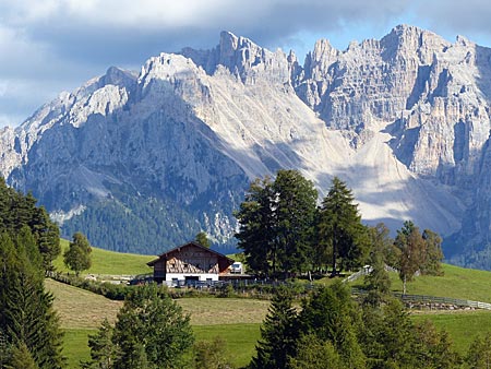 Einen imposanten Blick auf den Latemar-Gebirgszug genießen Wanderer im Eggental bei Deutschnofen