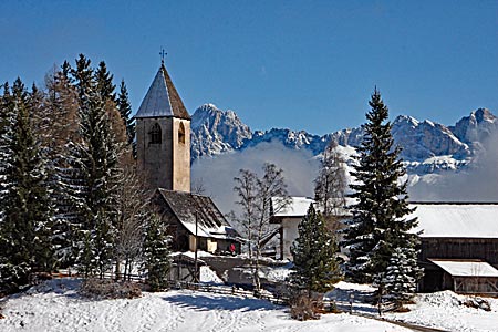 Italien - Eggental in Südtirol - Kleinod, das Kirchlein St. Helena mit Freskenschmuck