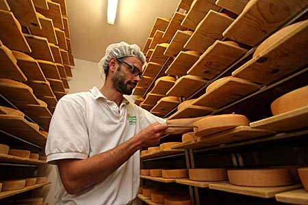 Italien - Südtirol - In der Hofkäserei Lehnerhof in Deutschnofen kümmert sich Stefan Köhl um den guten Geschmack