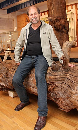 Italien - Südtirol - Wallfahrtsort Maria Weissenstein, Toni Santa präsentiert die Moorlärche