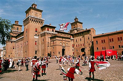 Italien - Ferrara - Vor der Parade zeigen die Fahnenschwinger der einzelnen Stadtteile am Castello ihr Können