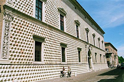 Italien - Ferrara - Der so genannte Diamantenpalast verdankt seinen Namen den 8.500 Marmorsteinen an seiner Fassade