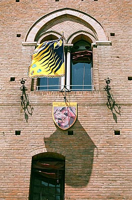 Italien - Ferrara - Nach dem Wettkampf schmückt die Fahne des Viertels, das das Pferderennen gewonnn hat, die Fassade des historischen Rathauses