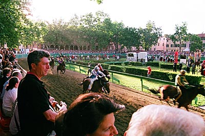 Italien - Ferrara - Höhepunkt des ältesten Palio: das Pferderennen. In den Farben der acht Stadtviertel reiten die Jockeys ihre sattellosen Pferde