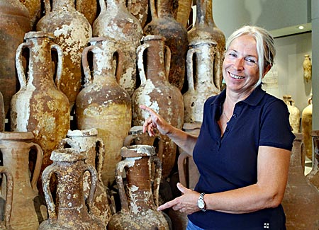 Italien - Liparische Inseln - Ute Krohmer vor Handelsamphoren im Archäologischen Museum